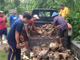 Kerja Bakti RT 10, untuk membuat jalan di Kuburan